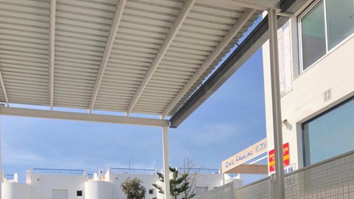 Personal de la Cruz Roja de Mojácar recibiendo la donación de alimentos.