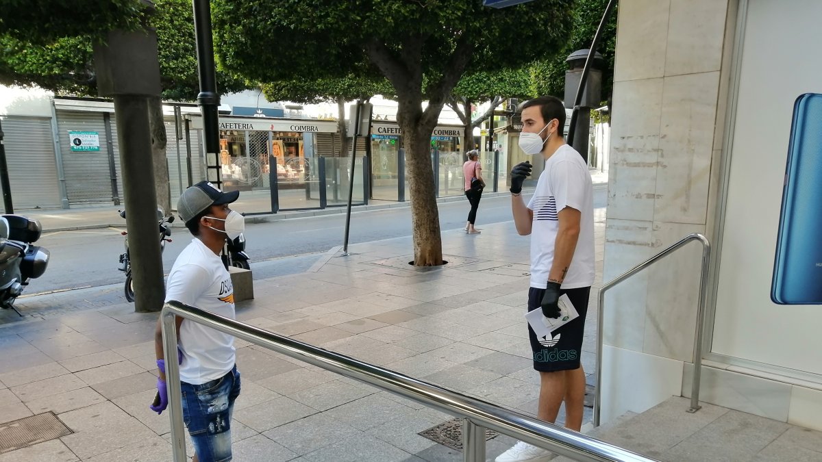 Kaptoum y Muñoz hablando en la puerta de la clínica en el Paseo.