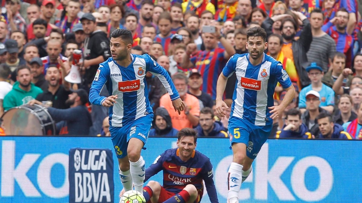 Rubén Duarte se lleva la pelota ante Leo Messi en su etapa con el Espanyol.