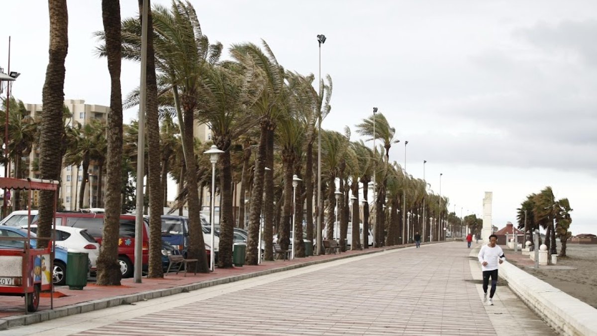 El Paseo Marítimo de Almería en un día de viento.