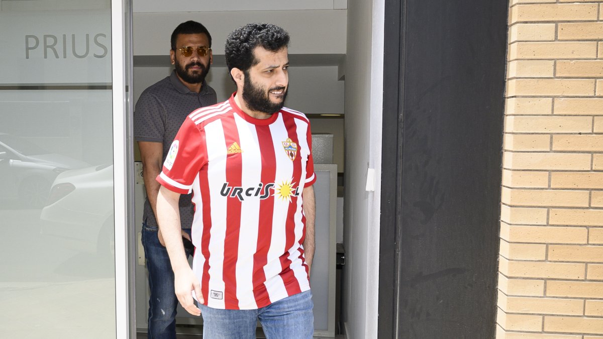 Turki Al-Sheikh cuando firmó la compra del Almería.