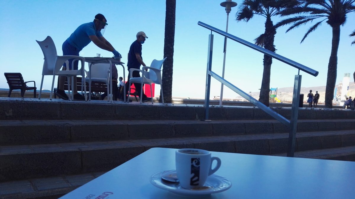Uno de los primeros cafés servidos este lunes en el paseo marítimo, en concreto en Duque de Mar.