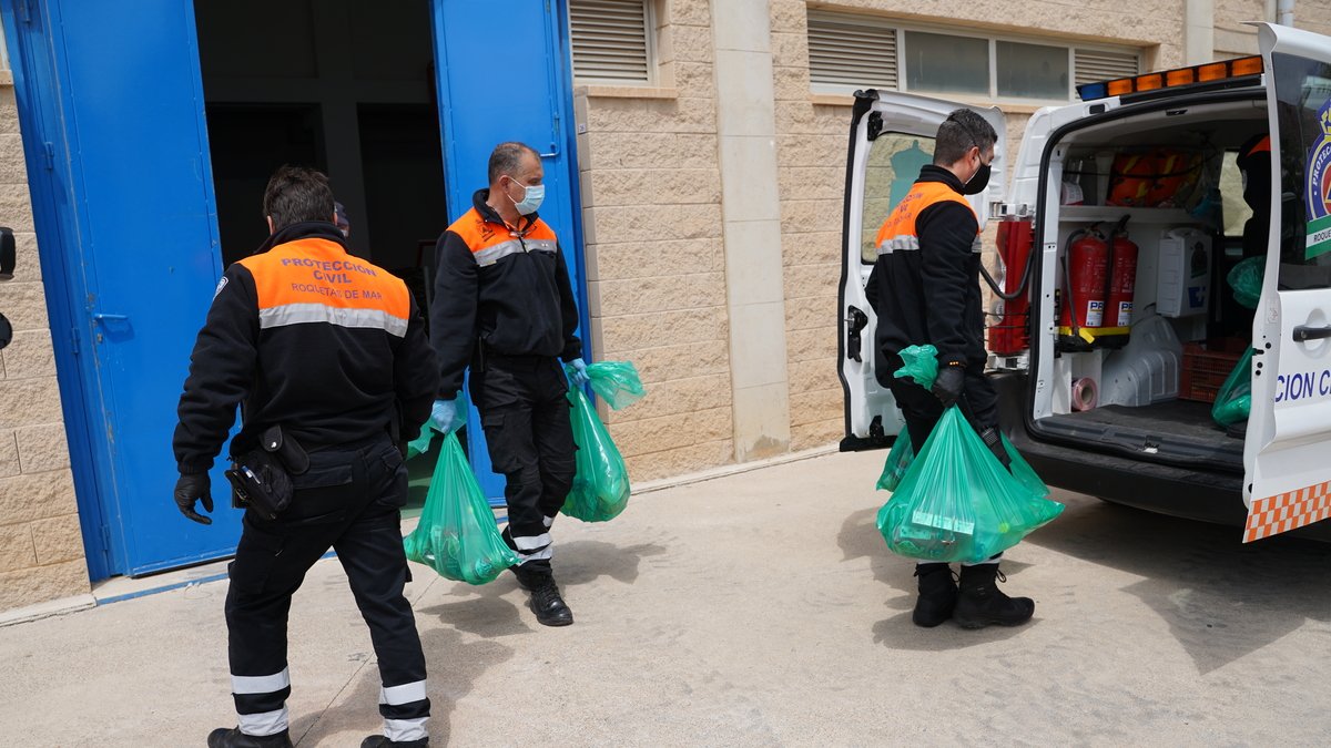 Reparto de alimentos en el municipio.