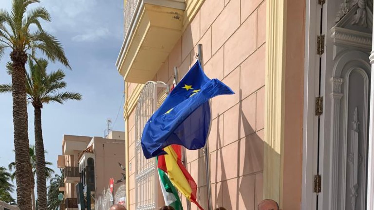 Empresarios del municipio recogiendo su material sanitario en las oficinas municipales.