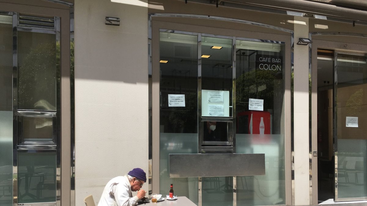 El viento de Poniente que sopló todo el día de ayer deslució el estreno de Almería en la Fase 1. En la imagen, un cliente del Café Colón.