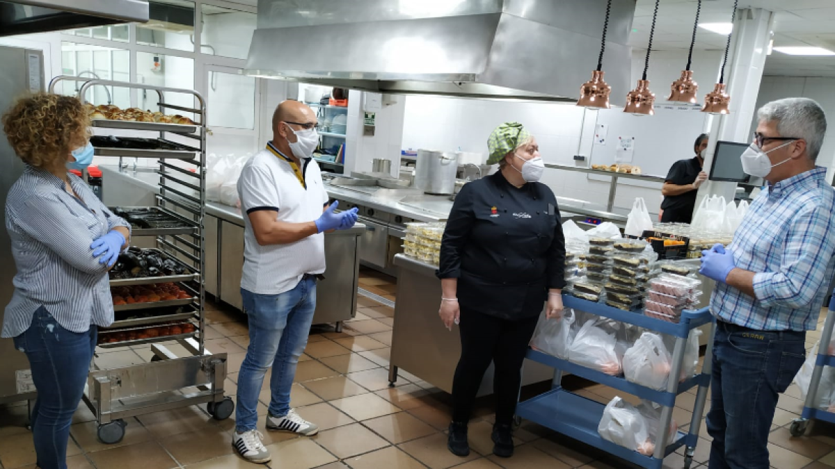 El alcalde de Huércal de Almería, Ismael Torres, en su visita a las instalaciones de Casa Rafael.