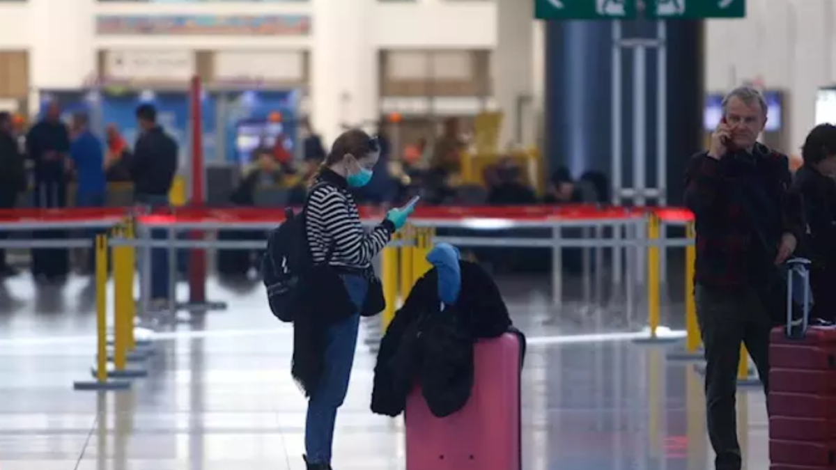 Los visitantes permanecerán en su residencia o lugar de alojamiento y sólo podrán salir para realizar compras de primera necesidad.