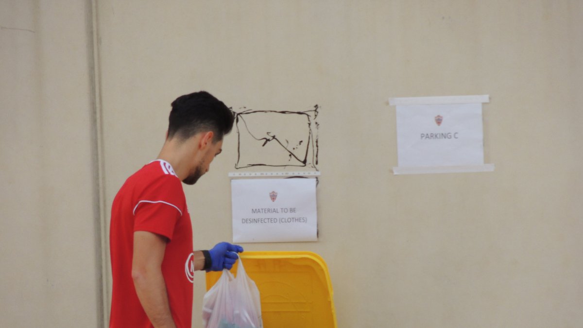 Juan Ibiza deposita su ropa en el cubo.