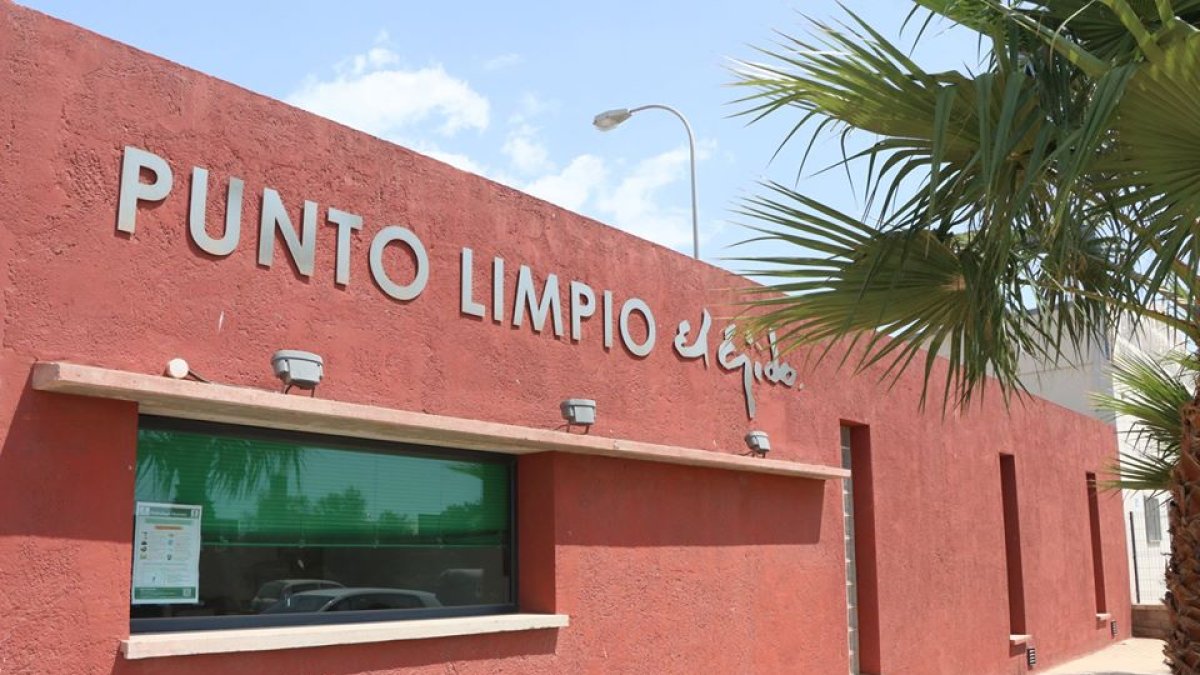 El centro se encuentra en la Avenida Infanta Elena, en Santa María del Águila.