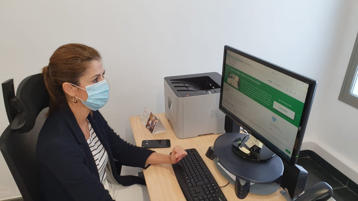 La edil de Participación Ciudadana, Delia Mira, recuerda que esta es una forma de ayudar a los ciudadanos a desenvolverse en el mundo digital.