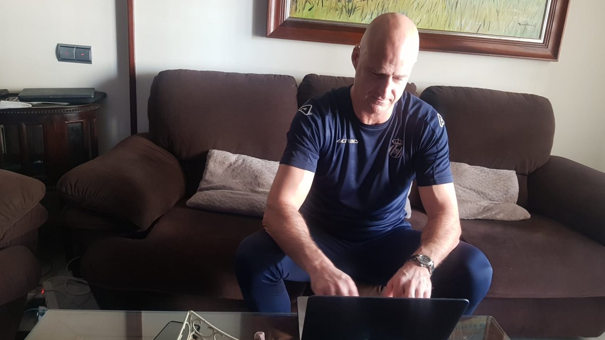 Kike Burgos preparando el futuro en casa.