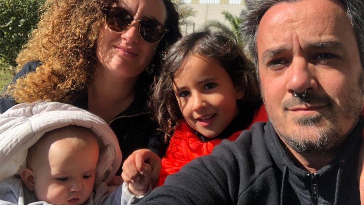 Jose, con su mujer y sus hijos, en una imagen remitida a LA VOZ.