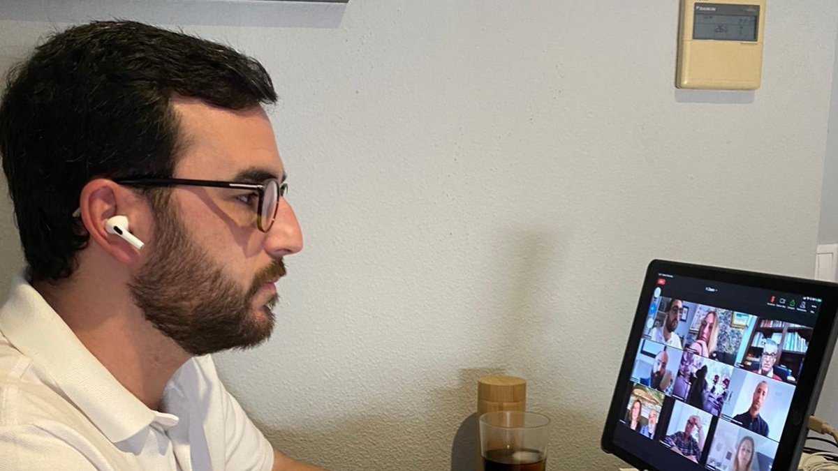 Carlos Sánchez durante la reunión con los empresarios.