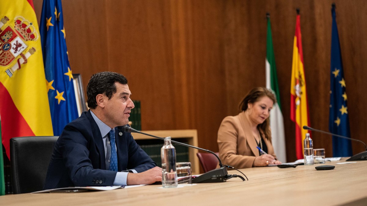 El presidente Juanma Moreno y la consejera Carmen Crespo.