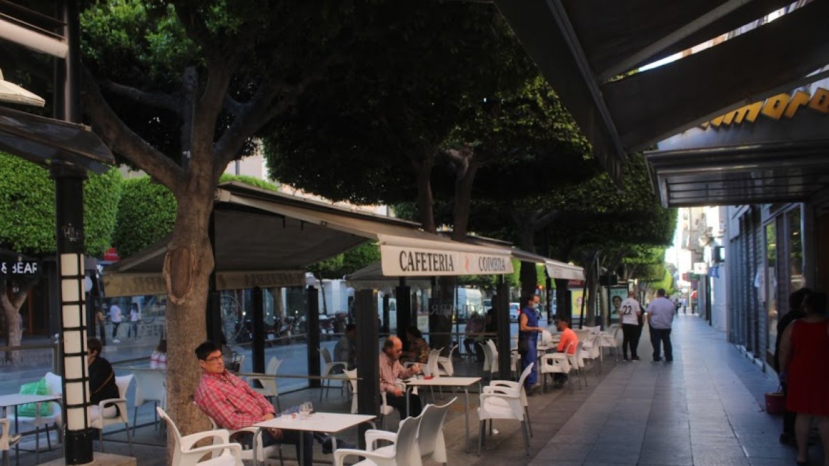 Imagen del Paseo ya con las cafeterías abiertas.
