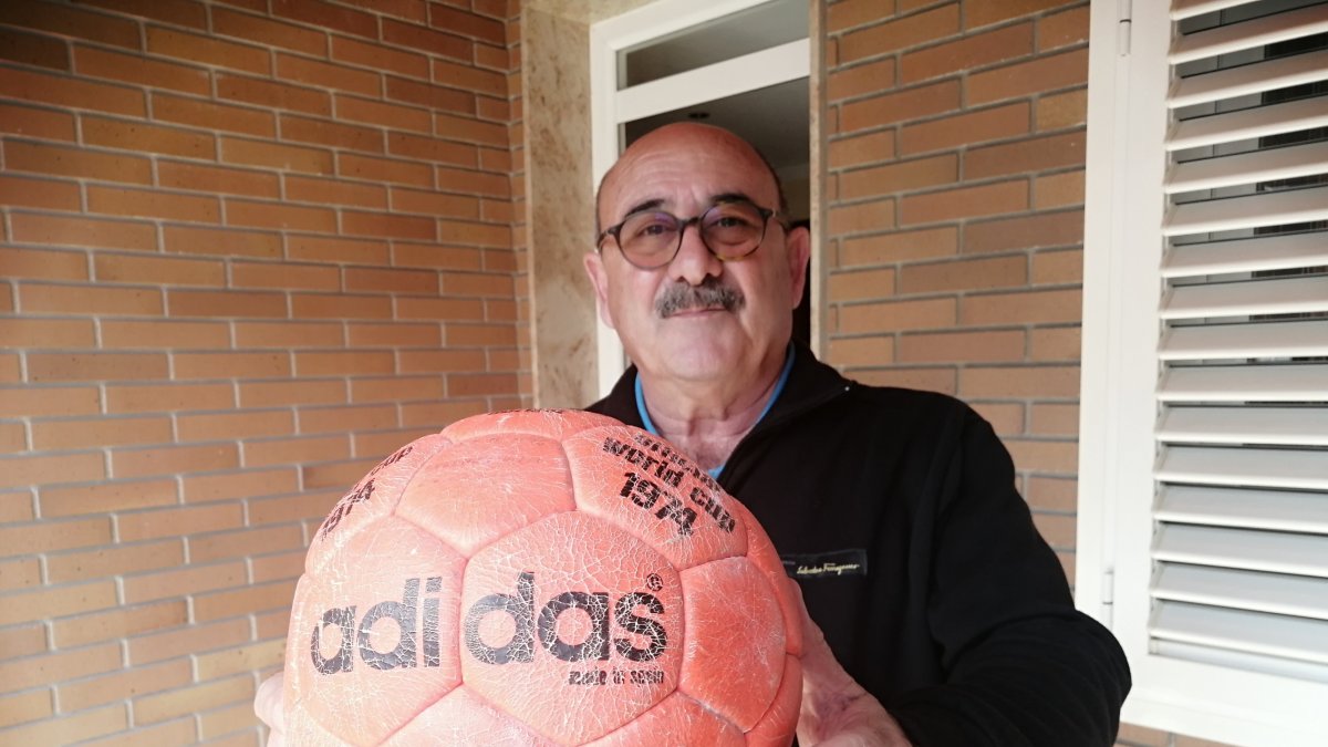 Con el tesoro que tiene en casa, una pelota que se trajo de su etapa en el Girona.