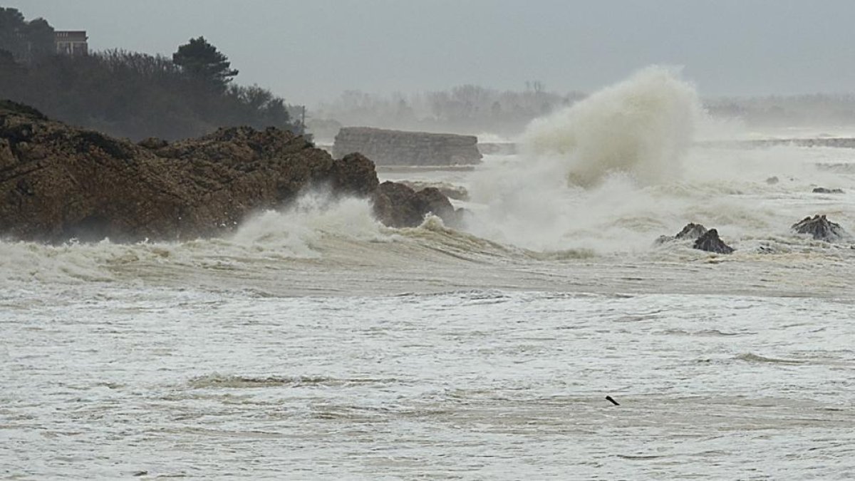 En la zona de Levante podrán registrarse olas de hasta dos y tres metros al final del día.