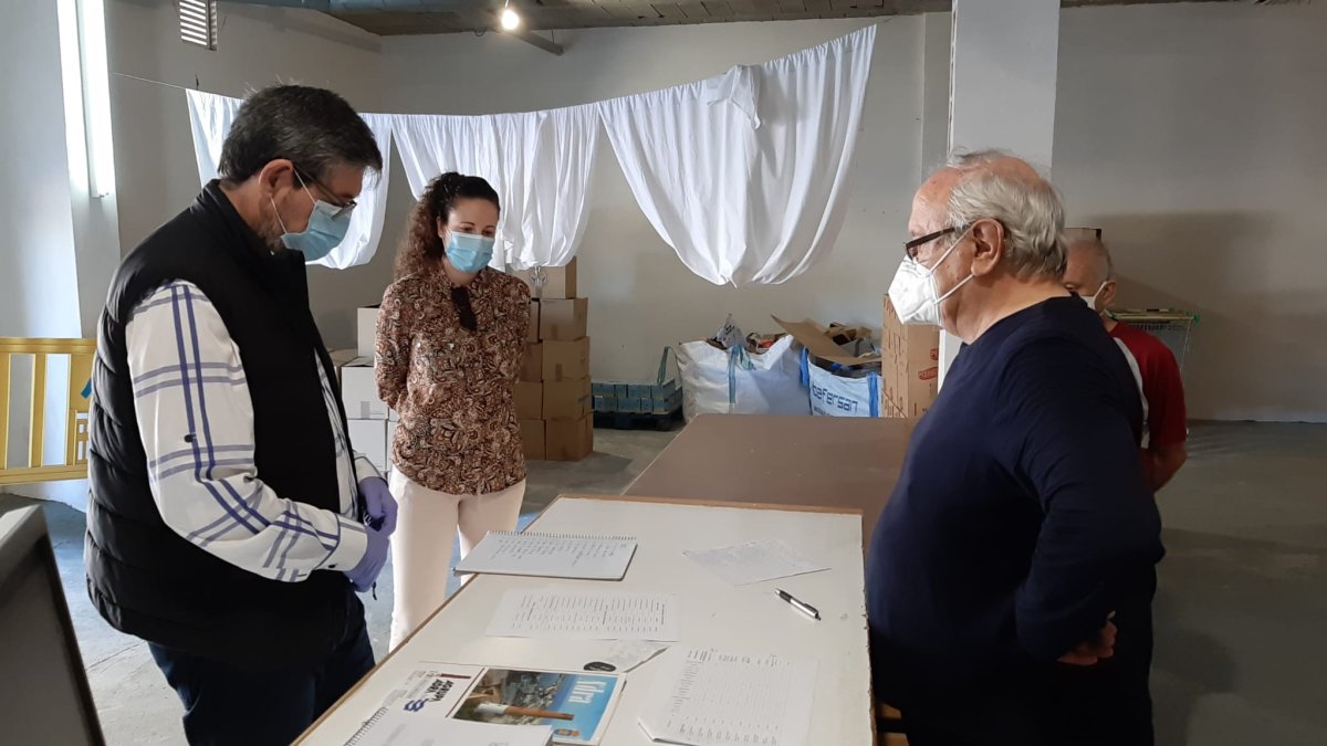 El alcalde de Adra en la sede de Cáritas.