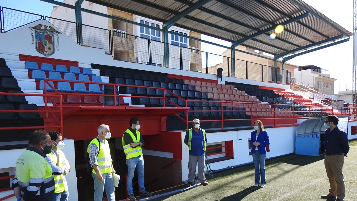 Alcaldesa y concejal con los técnicos, en el campo de El Hornillo.