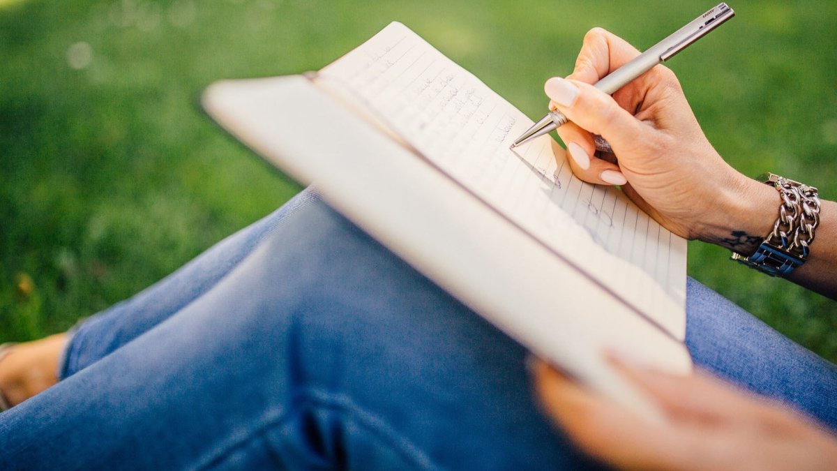 Una estudiante toma notas.