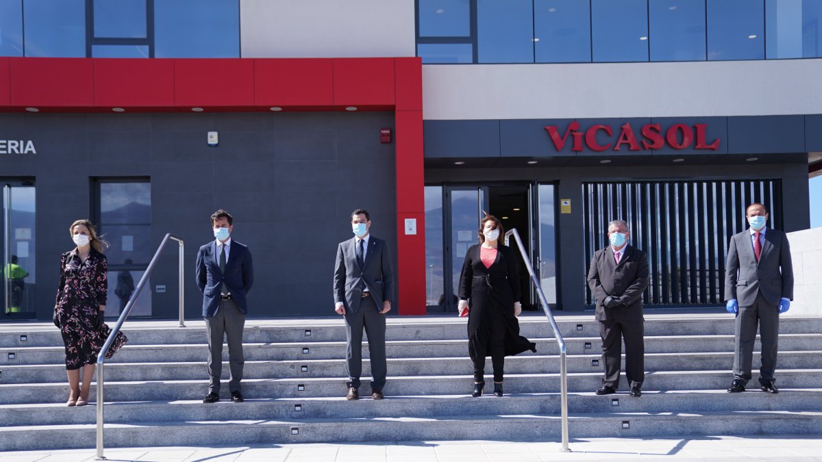 Juanma Moreno y resto de representantes públicos en la visita a Vicasol 3