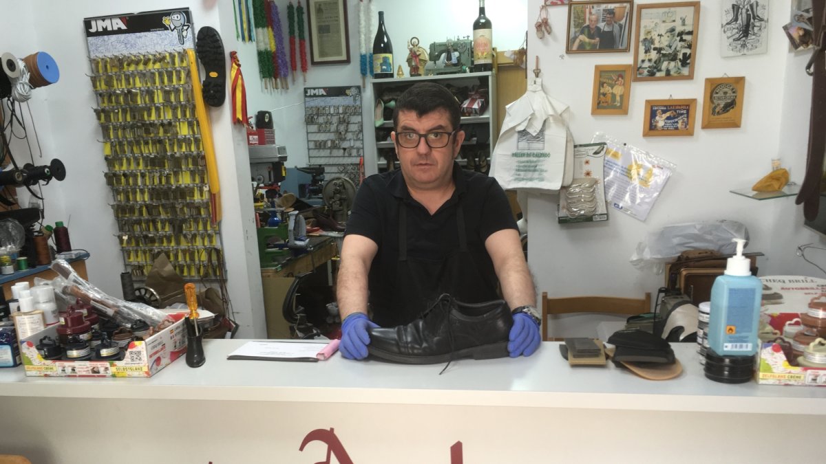 El zapatero remendón de la calle Trajano, Javier Torres, que ha retomado su trabajo.