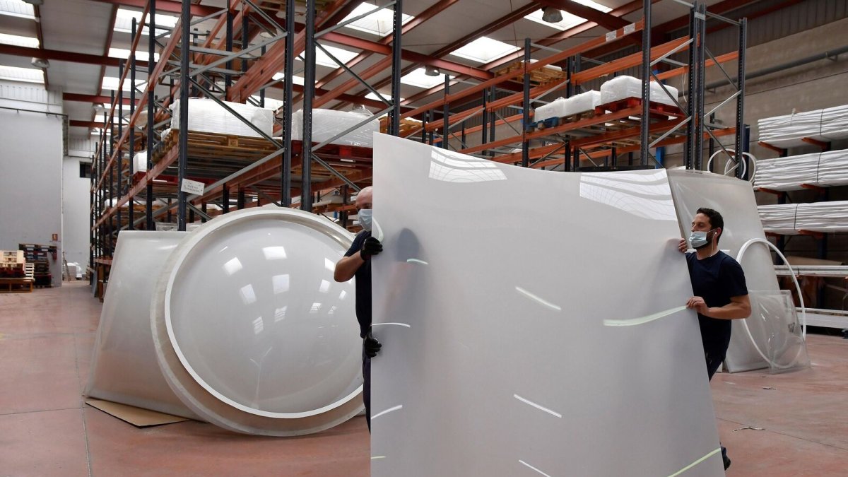 Plancha de metacrilato para mamparas y claraboyas.