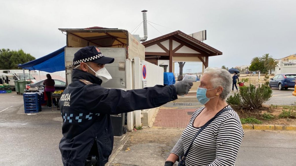 Pruebas de temperatura a la entrada del \'nuevo\' mercadillo de Garrucha.