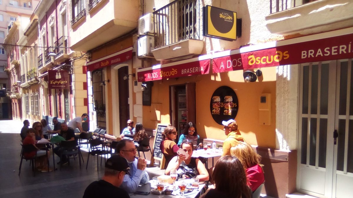 Los bares abren de nuevo sus puertas en Almería.