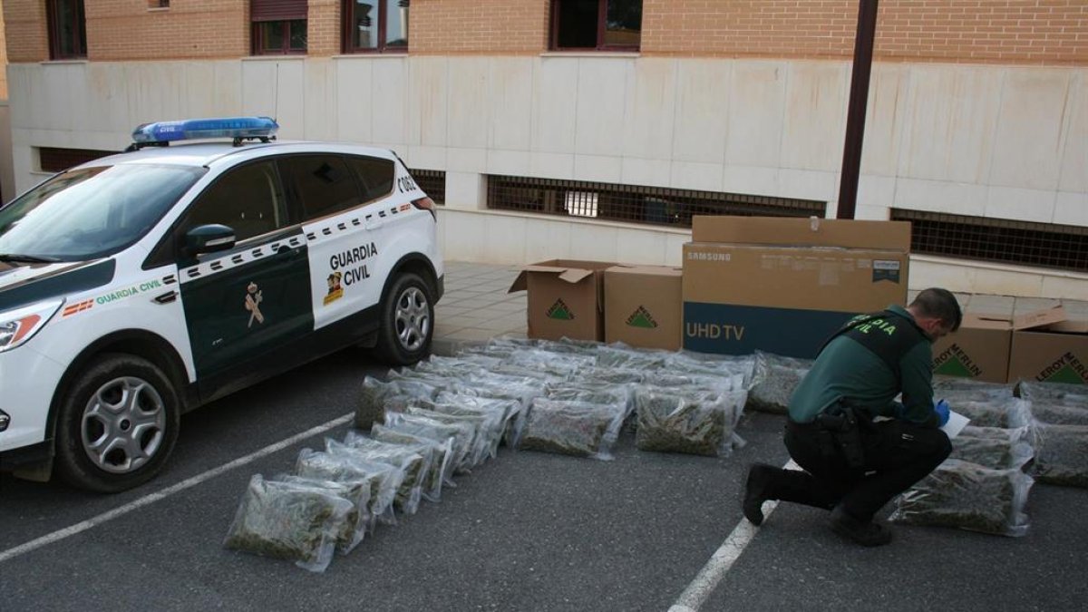 La Guardia Civil interviene 72 kilos de marihuana.