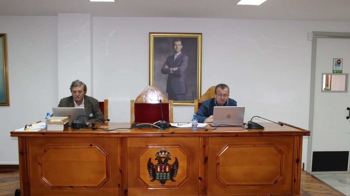 El alcalde y el secretario, durante el Pleno Ordinario telemático.