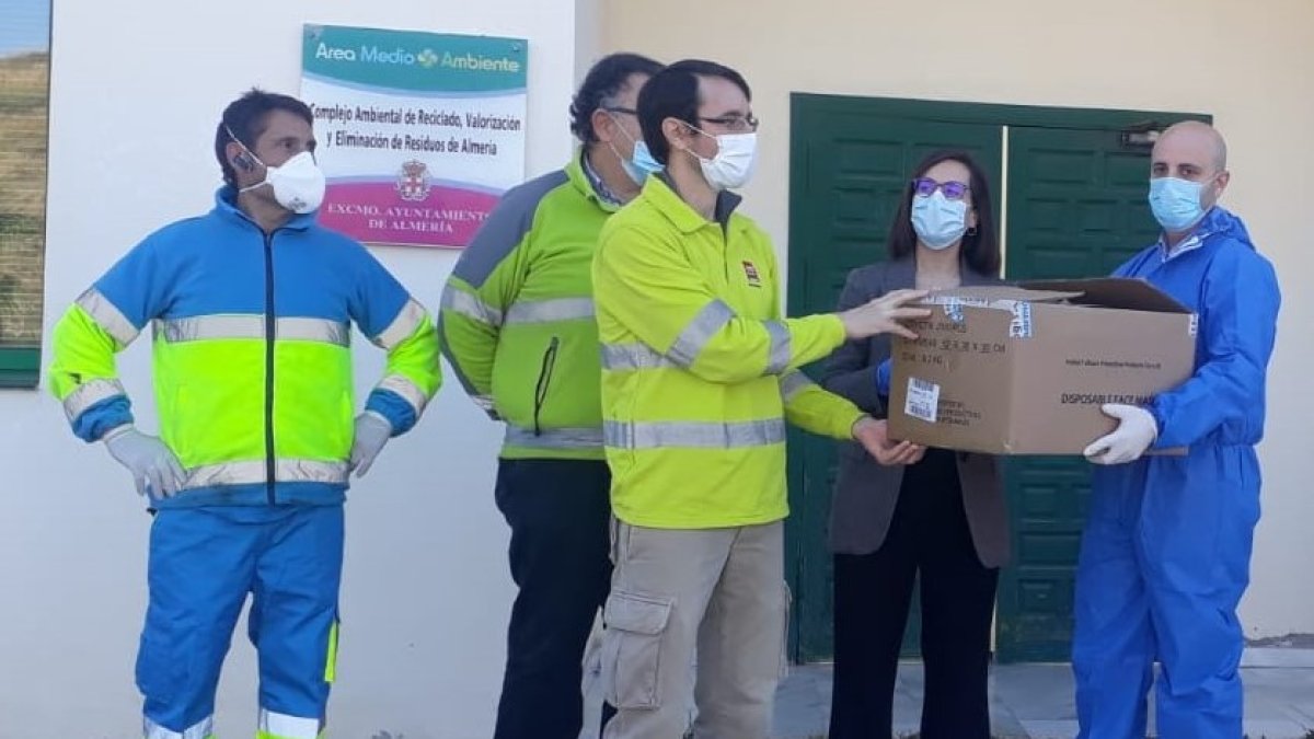 Margarita Cobos,  en una visita a la planta de reciclaje para llevar mascarillas