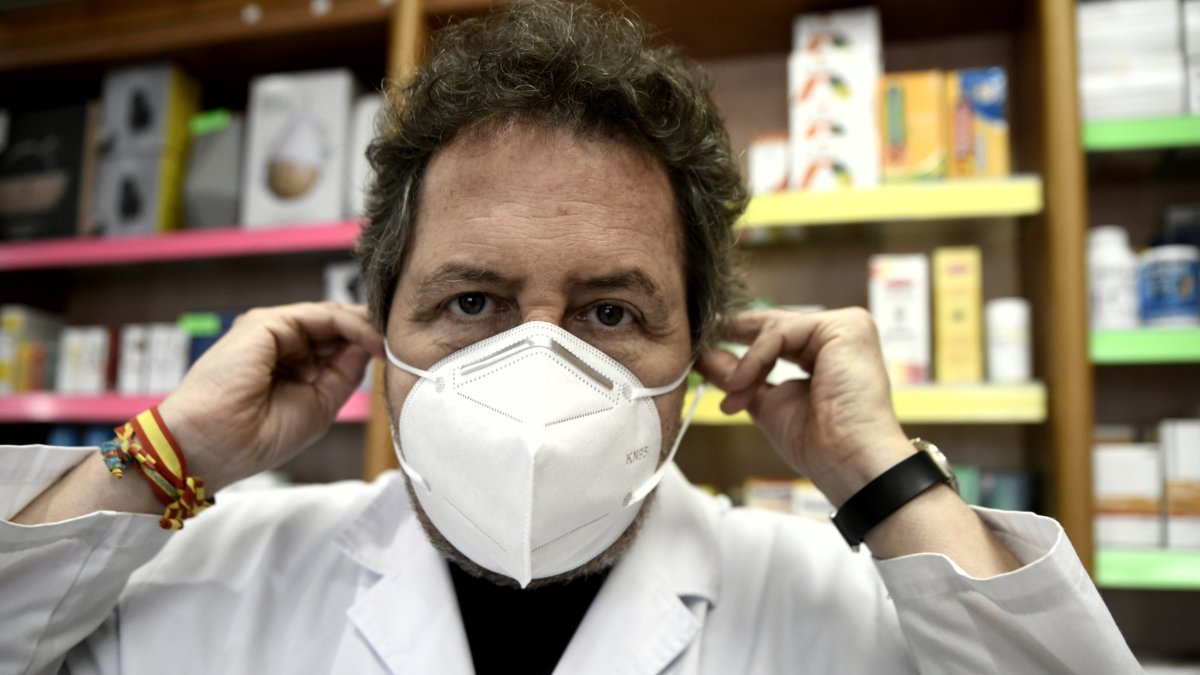 Un farmacéutico portando una mascarilla FFP2.