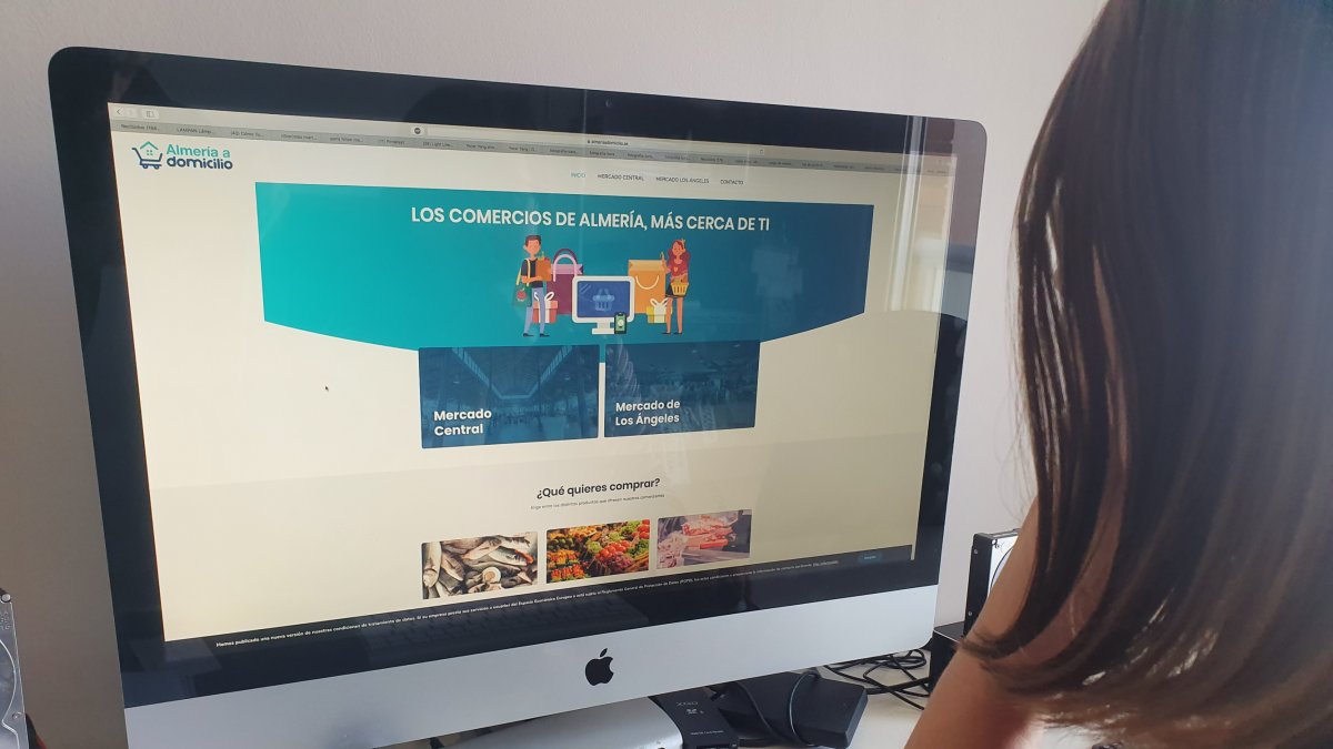 El portal \'almeriaadomicilio\' tiene ya registrados 170 comercios de hasta 25 categorías diferentes y suma más de 2.000 visitas.