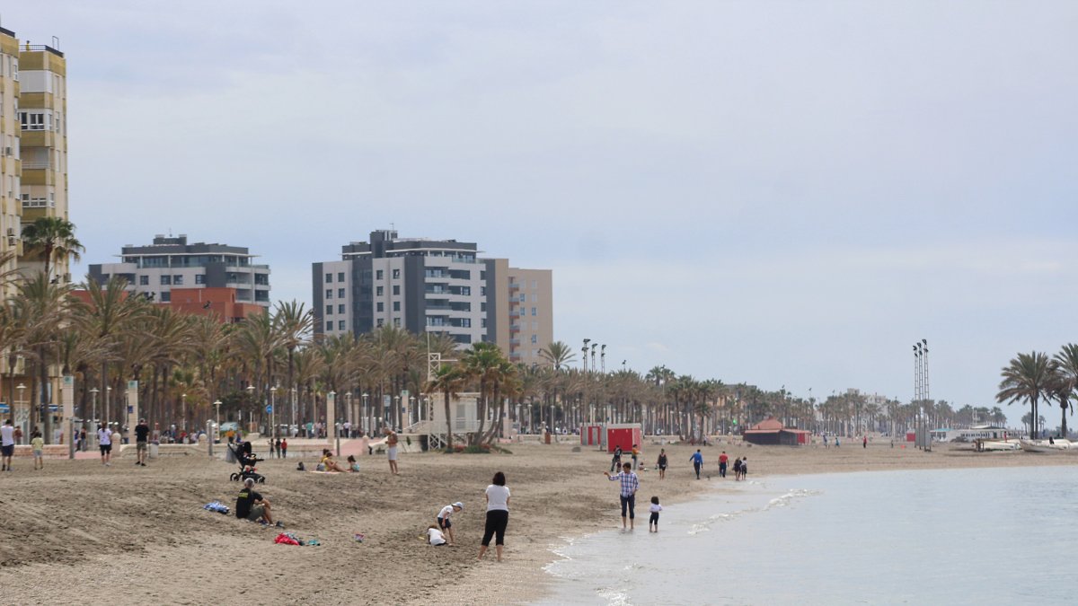 Imagen captada ayer en las playas de Almería capital.