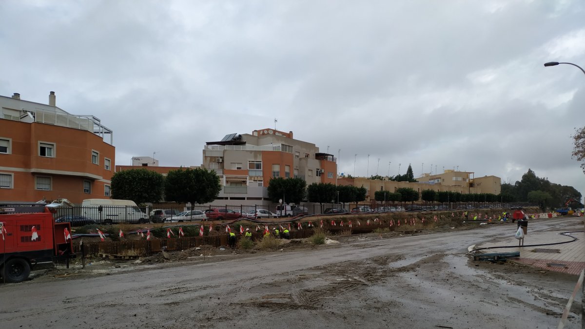 Obras en marcha de la primera fase del soterramiento de las vías del ferrocarril a su llegada a la capital.
