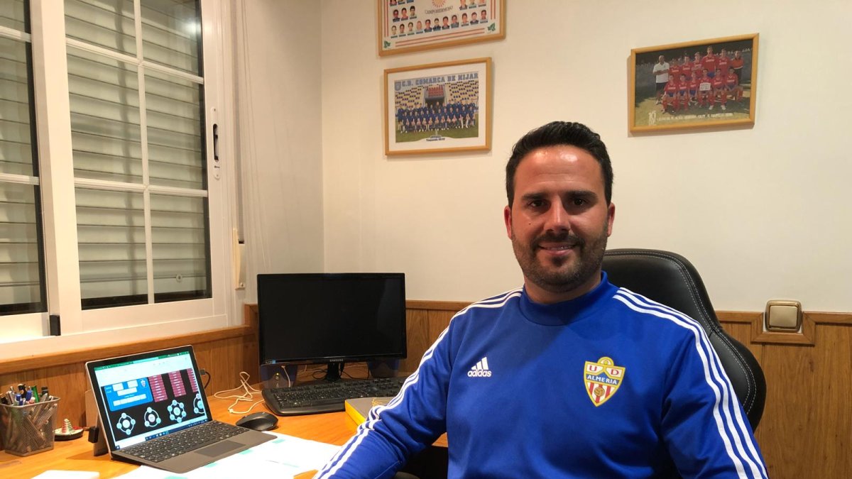 Juanmi Giménez con todo el material en el despacho de casa.