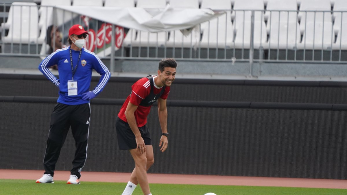 Juan Ibiza en el Estadio junto al míster José María Gutiérrez, \'Guti\'.