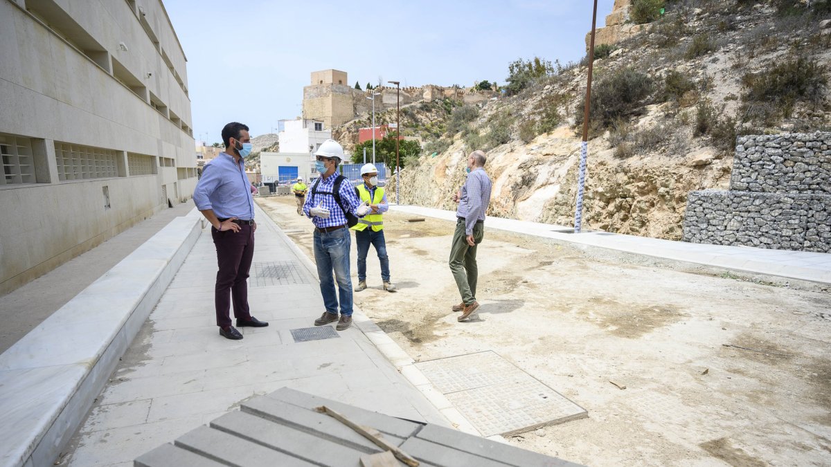El alcalde, Ramón Fernández-Pacheco, visita el resultado de la nueva urbanización de la calle Pósito.