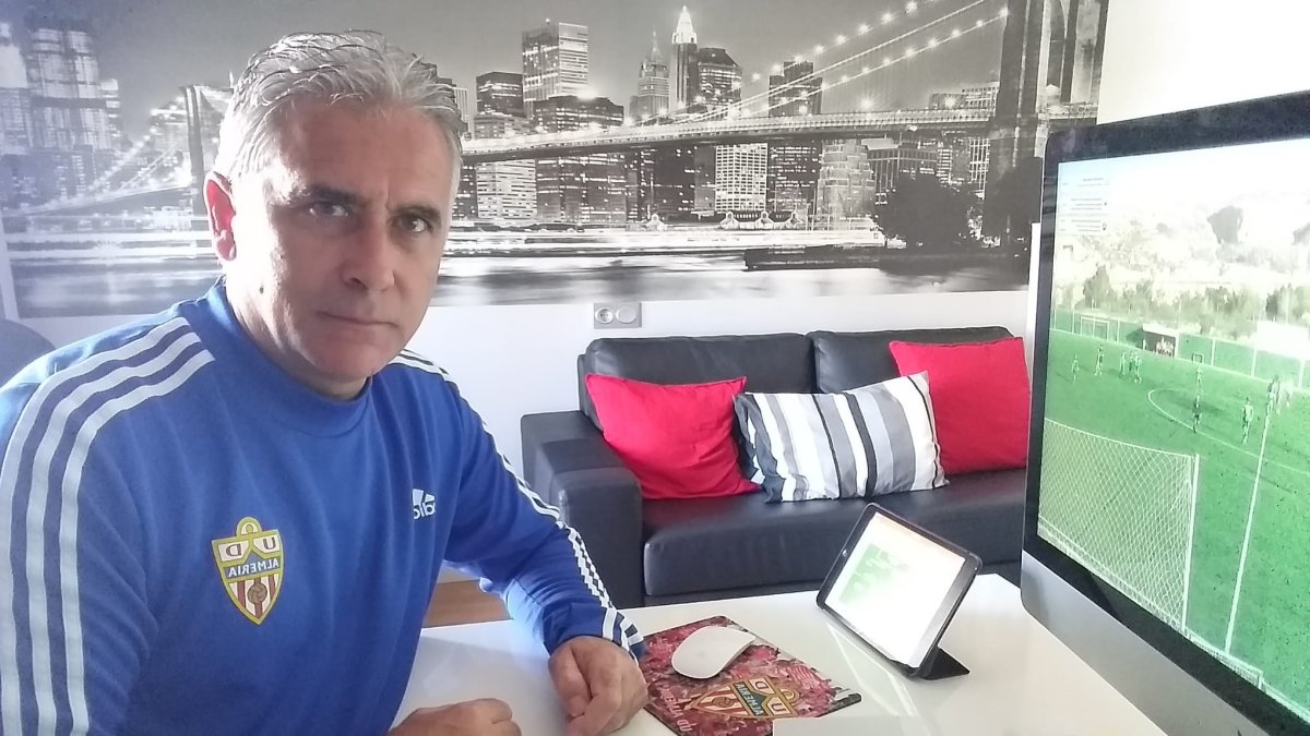 Pepe Morales trabajando en el despacho de casa.