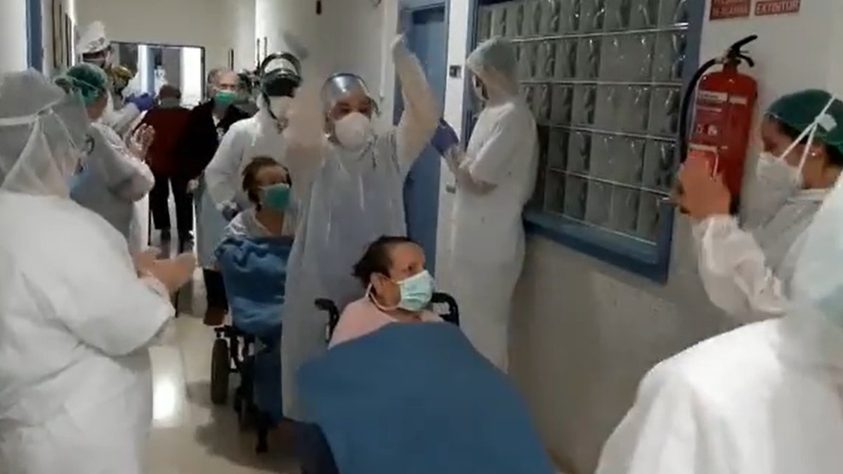 El personal de la residencia de Roquetas aplaude a seis mayores que han superado la enfermedad.
