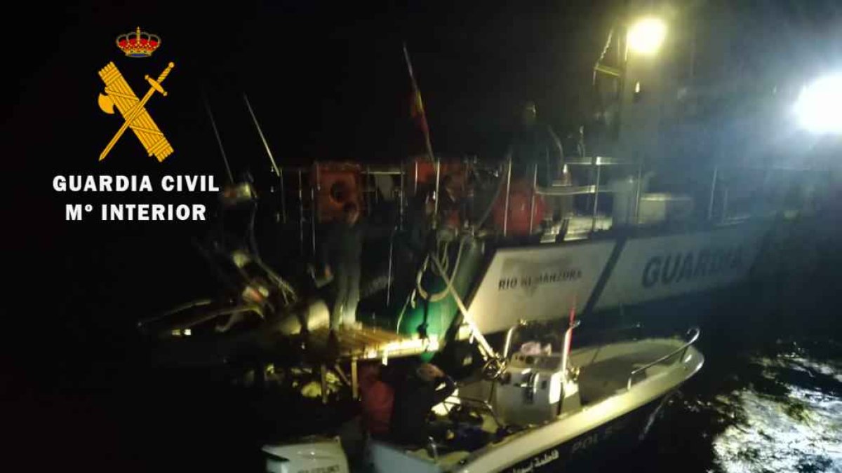 Una patrullera de la Guardia Civil apresa una lancha rápida en la Operación Celestina-Cerrojo.