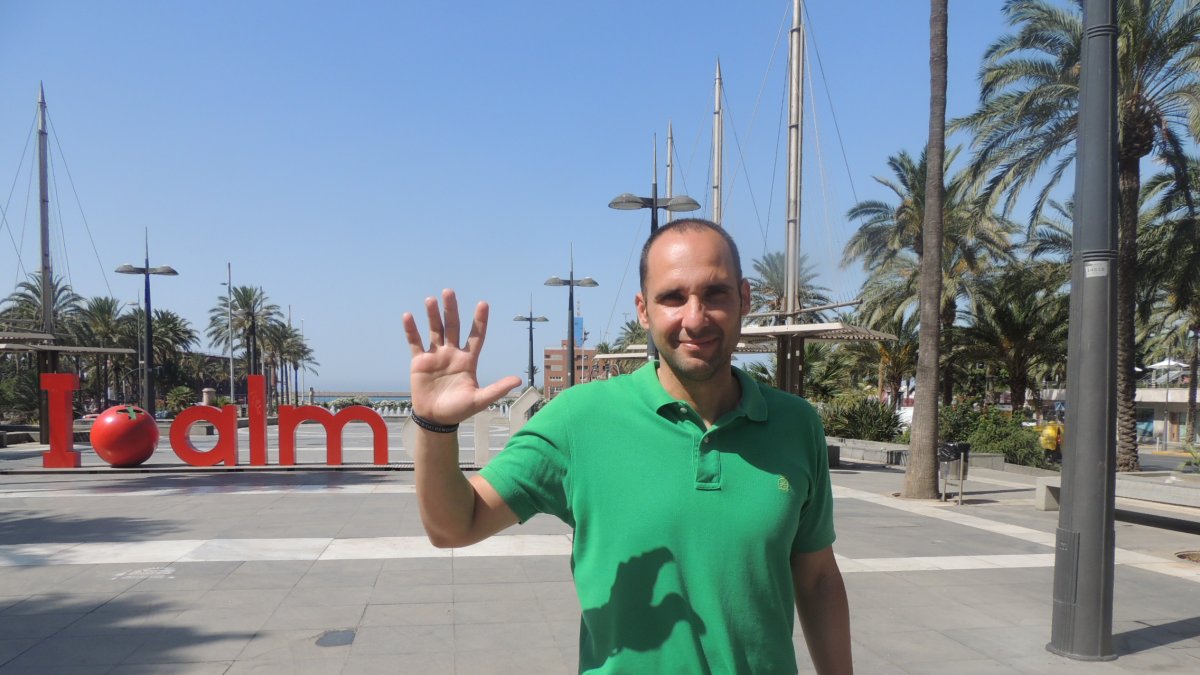 Sebastián Fernández saluda a su balonmano.