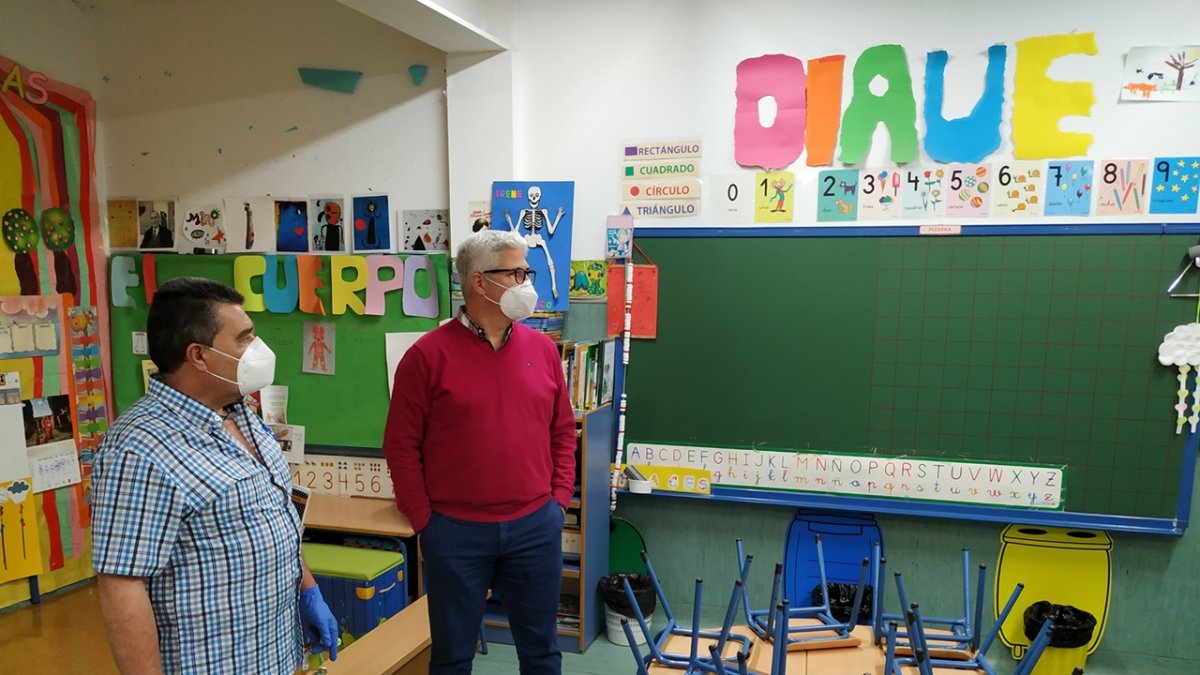 Visita a uno de los aulas del CEIP La Jarilla.