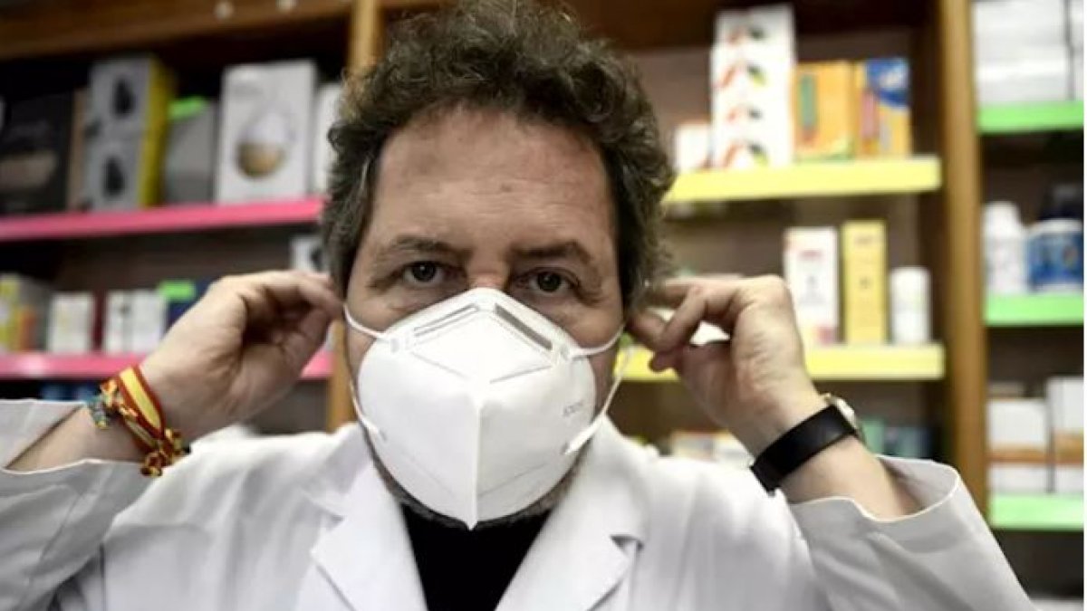 Un farmacéutico se coloca una mascarillas FFP2 modelo KN95. - Óscar Cañas - Europa Press
