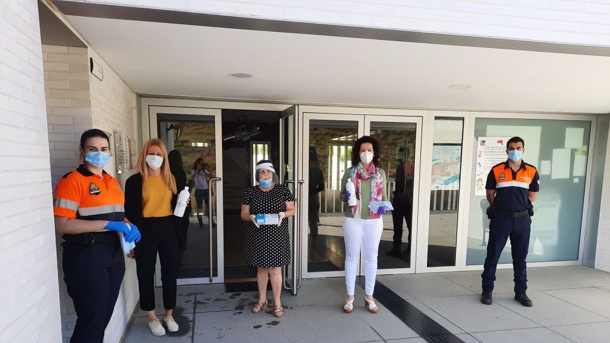 Entrega de material sanitario en uno de los centros educativos del municipio.