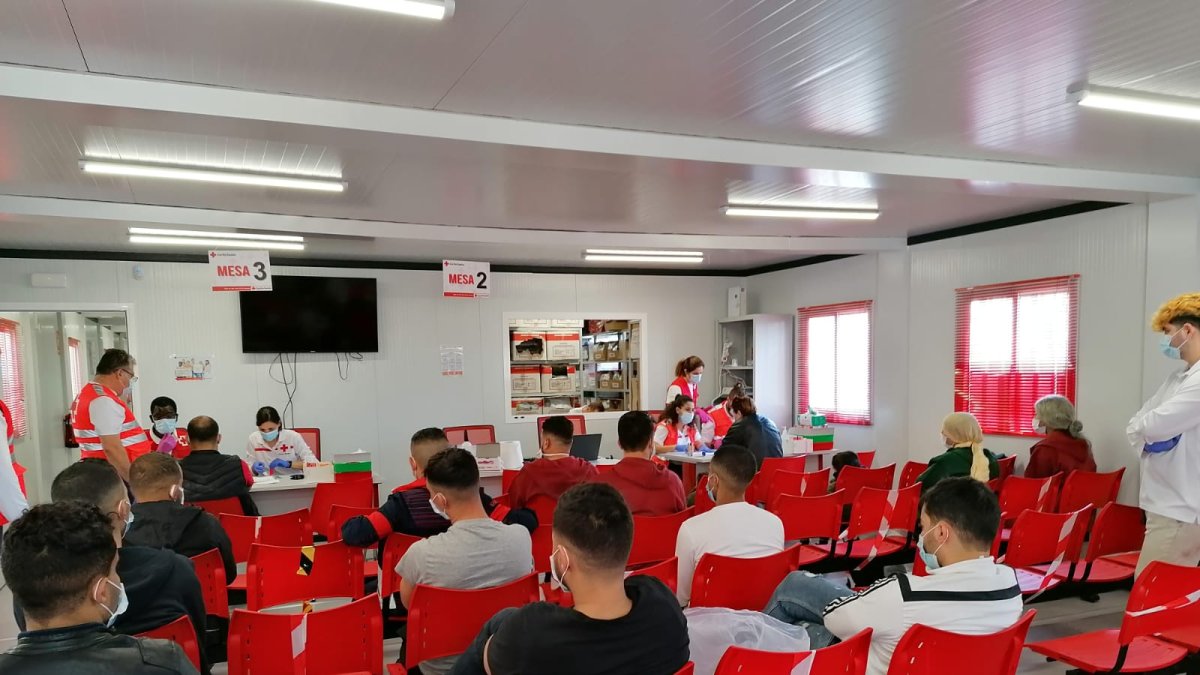 Voluntariado de emergencias de Cruz Roja, atendiendo a las personas que han llegado a la costa almeriense.