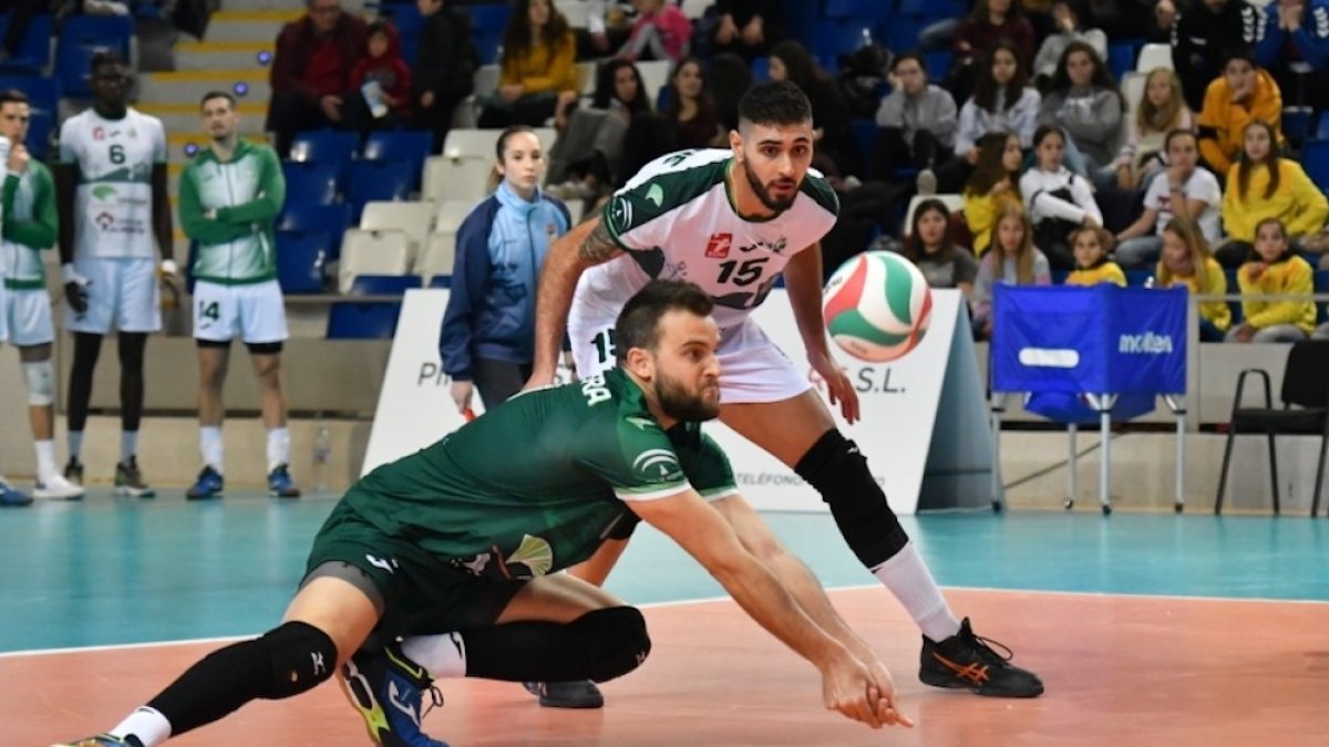 El jugador en acción defendiendo la camiseta verde.