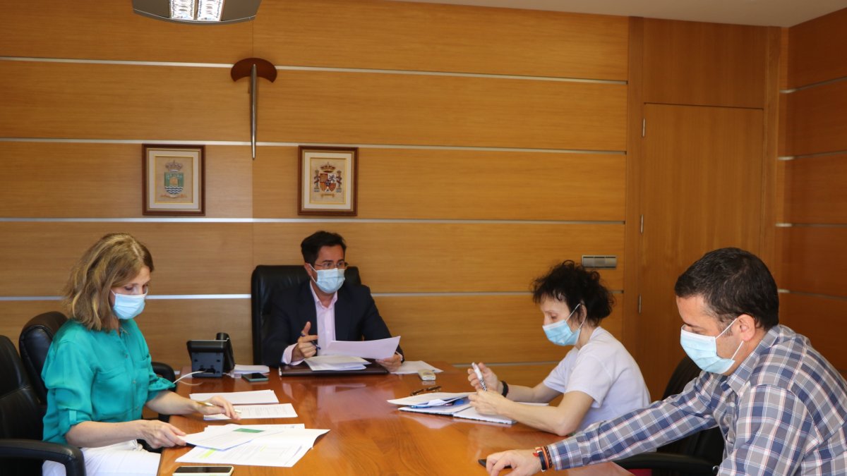 El alcalde, Francisco Góngora, se reúne con la edil de Cultura, Julia Ibáñez, y técnicos municipales.