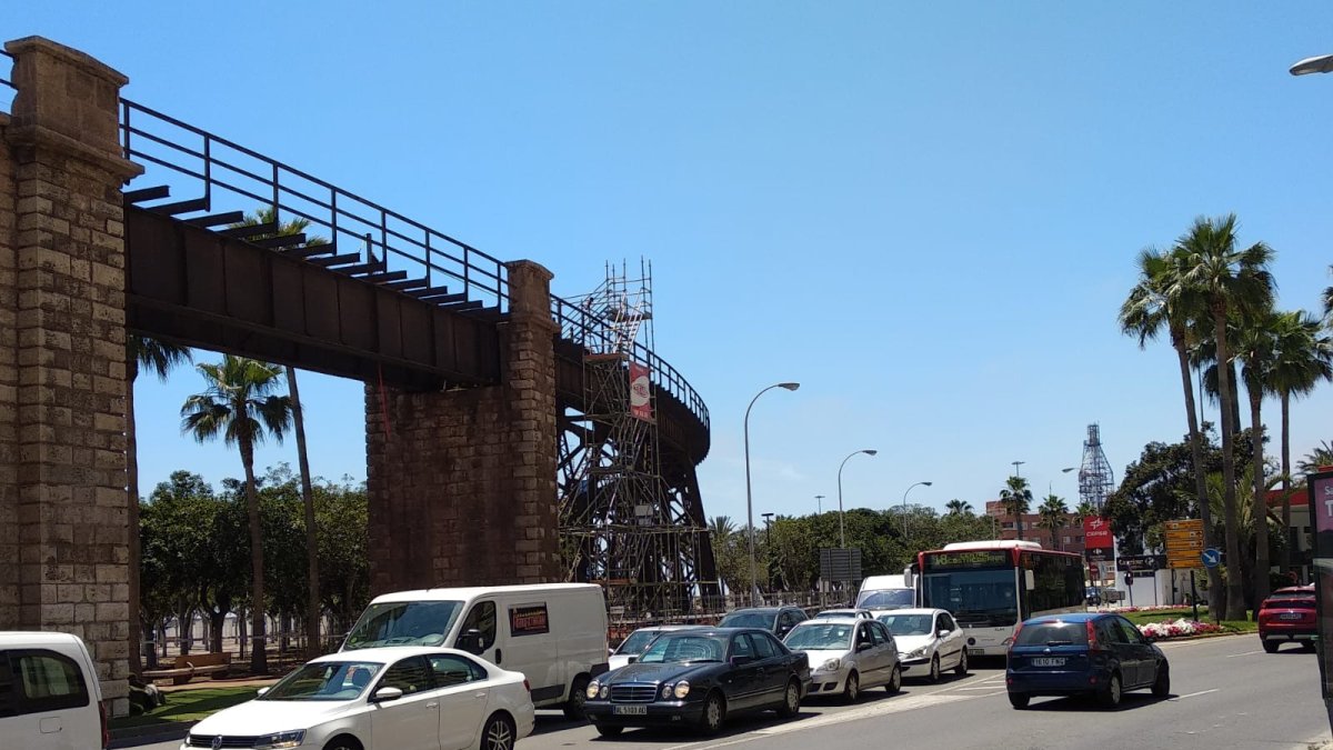 Decenas de vehículos, parados por las obras.